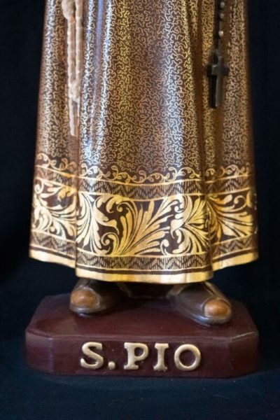 25 Detalhe de policromia de escultura de Padre Pio